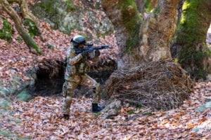 Στρατιώτης με προστατευτική στολή στο δάσος.
