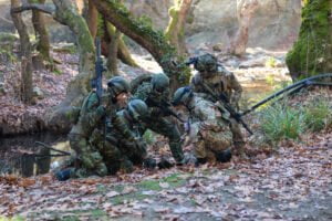 Στρατιώτες σε ασκήσεις σε δάσος.