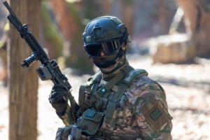 Στρατιωτικός με εξοπλισμό και όπλο.