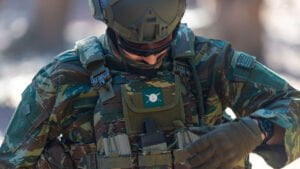 Στρατιωτικός με παραλλαγή και εξοπλισμό.