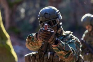 Στρατιωτικός στόχευση με όπλο.