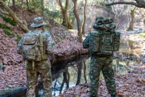 Στρατιωτικό προσωπικό σε δάσος κοντά σε ποτάμι.