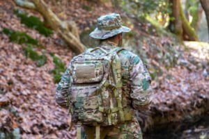 Στρατιώτης με παραλλαγή σε δάσος