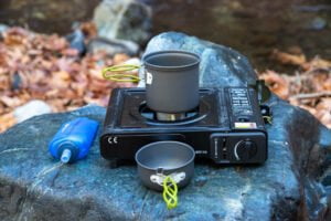 Φορητός υπαίθριος καυστήρας μαγειρέματος στη φύση.