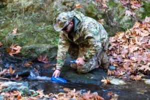 Στρατιώτης αντλεί νερό από ποτάμι.