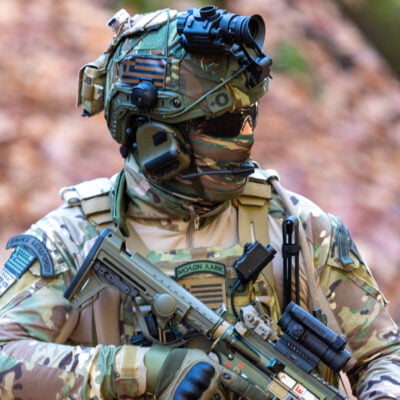 Στρατιωτικός εξοπλισμένος σε δάσος.