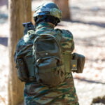 Στρατιώτης στο δάσος με στρατιωτική εξάρτηση.
