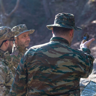 Στρατιωτική άσκηση διάσωσης στο δάσος.