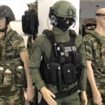 Κούκλες με στρατιωτικά και αστυνομικά εξοπλισμένα.
