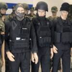 Κούκλες ενδεδυμένες σε στρατιωτικές στολές και εξοπλισμό.