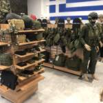 Εξοπλισμός στρατιωτικού και τακτικής εξοπλισμένος μανεκέν σε κατάστημα.