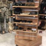 Στρατιωτικός εξοπλισμός και είδη σε ράφια.