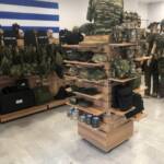 Στρατιωτικός εξοπλισμός και είδη σε κατάστημα.