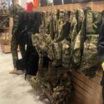 Στρατιωτικά ρούχα και τσάντες σε κατάστημα.