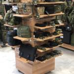 Σταντ έκθεσης στρατιωτικών τσαντών και εξοπλισμού.