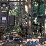Στρατιώτες με εξοπλισμό επικοινωνίας σε δάσος.