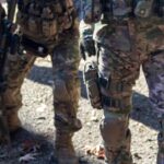 Στρατιώτες με πλήρη εξάρτυση σε άσκηση.