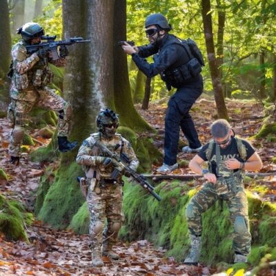 Στρατιώτες σε ασκήσεις στο δάσος.