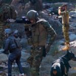 Ένοπλοι άντρες και σκύλος σε στρατιωτική άσκηση.