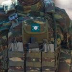 Στρατιωτική στολή με γεμιστήρες και σήμα.