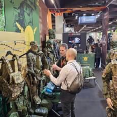 Άνδρες σε περίπτερο στρατιωτικού εξοπλισμού.