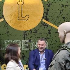 Άνδρας επιχειρηματίας συζητά σε περίπτερο με μανεκέν.
