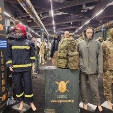 Κούκλες με πυροσβεστικό και στρατιωτικό εξοπλισμό σε έκθεση